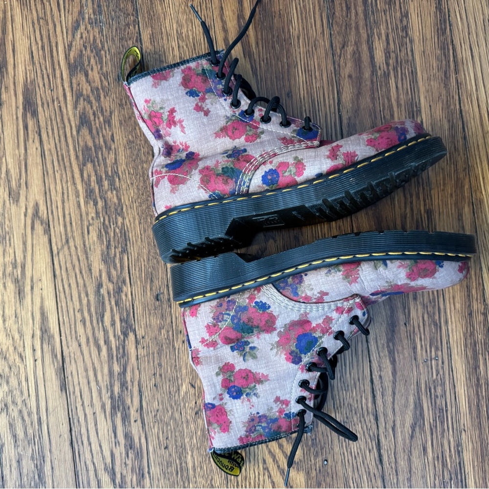 Dr. Martens Taupe Vintage Bouquet Castel (LIKE NEW) FIRM PRICE. Awesome boots! - Picture 12 of 16